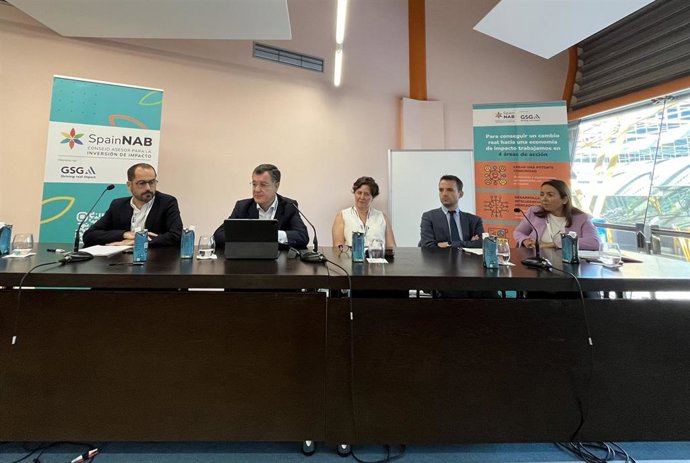 José Luis Ruiz de Munain, director general de SpainNAB; Juan Bernal, presidente de SpainNAB; María Laura Tinelli, patrona del GSG; Miguel Tiana, director general de Cofides; y Lourdes Márquez, directora de Alianzas y Relaciones Internacionales de ONCE.