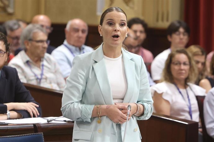 La presidenta del Govern balear, Marga Prohens durante una sesión de control en el Parlament balear.