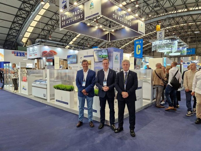 Francisco González, director general de Pesca Marítima; Marcelino Marcos, consejero de Medio Rural y Política Agraria y Enrique Plaza, jefe de sección de Comercialización Pesquera, en la inauguración de la 24 Feria 'Conxemar'.