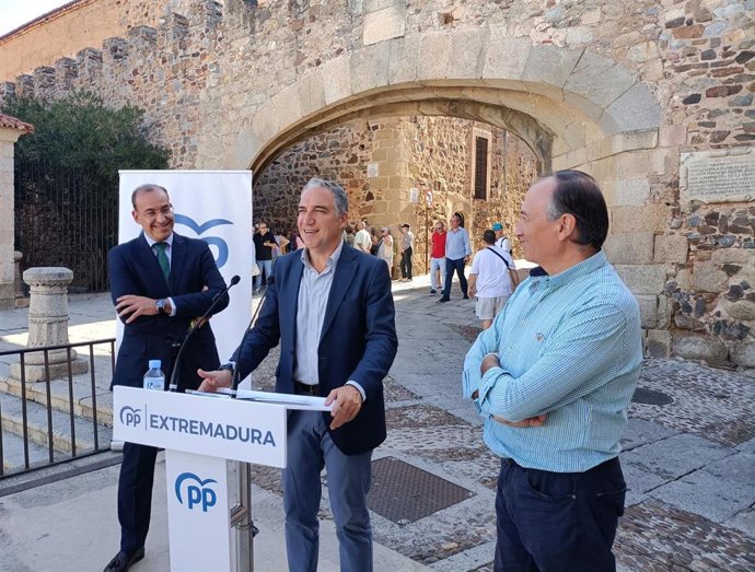 El coordinador general del PP, Elías Bendodo, junto al alcalde de Cáceres, Rafael Mateos, y el presidente provincial del PP, Laureano León