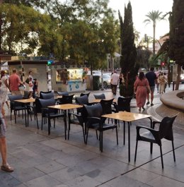 Veladores que dificultan el paso de peatones en la Puerta de Gallegos.