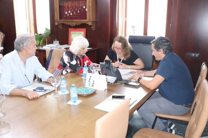 Teófila Martínez con la alcaldesa de Puerto Real.