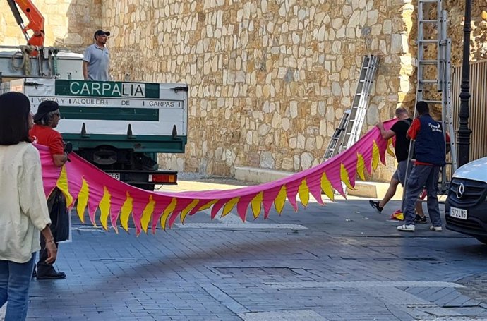 Preparativos del mercado que arranca mañana.