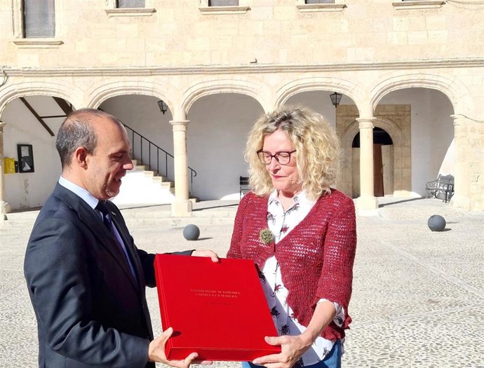 El presidente de las Cortes de C-LM, Pablo Bellido, entregando un ejemplar conmemorativo del Estatuto de Autonomía al Ayuntamiento de Alarcón