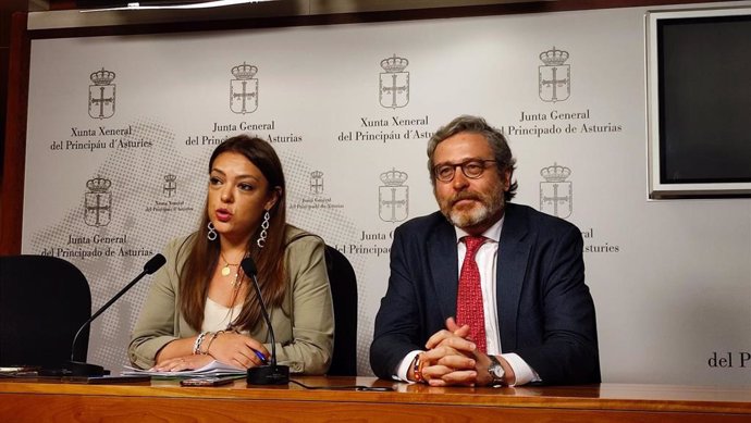 Archivo - La portavoz de Vox en la Junta General, Carolina López, en rueda de prensa junto al diputado Javier Jové.