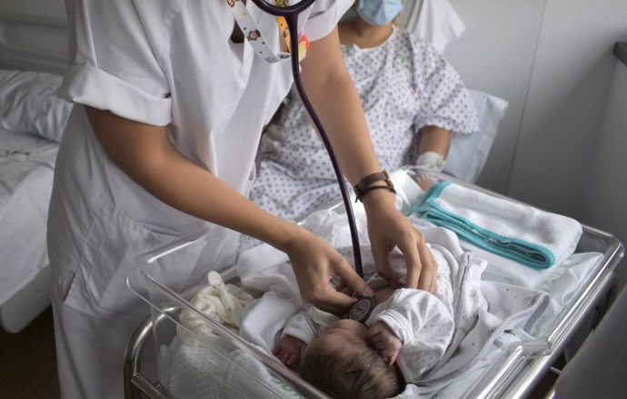 Archivo - Reconocimiento a un bebé en un hospital.