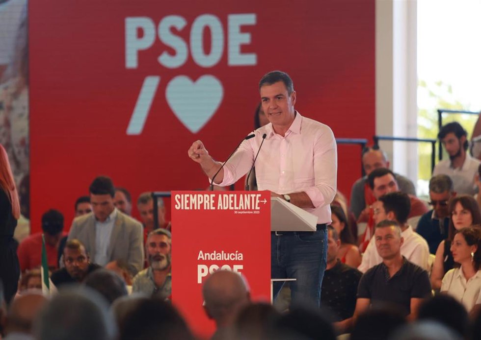 El presidente del Gobierno de España y secretario general del PSOE, Pedro Sánchez, interviene durante la participación en un acto público en La Rinconada, a 30 de septiembre de 2023, en Sevilla (Andalucía, España). 