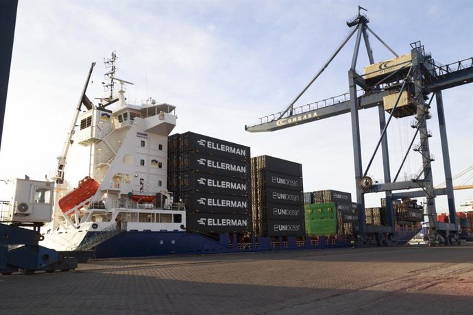 Archivo - Portacontenedores 'Kristin Schepers' en el Puerto de Cádiz.