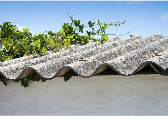 Archivo - El Cabildo de Tenerife y los ayuntamientos realizarán un censo de las instalaciones con amianto