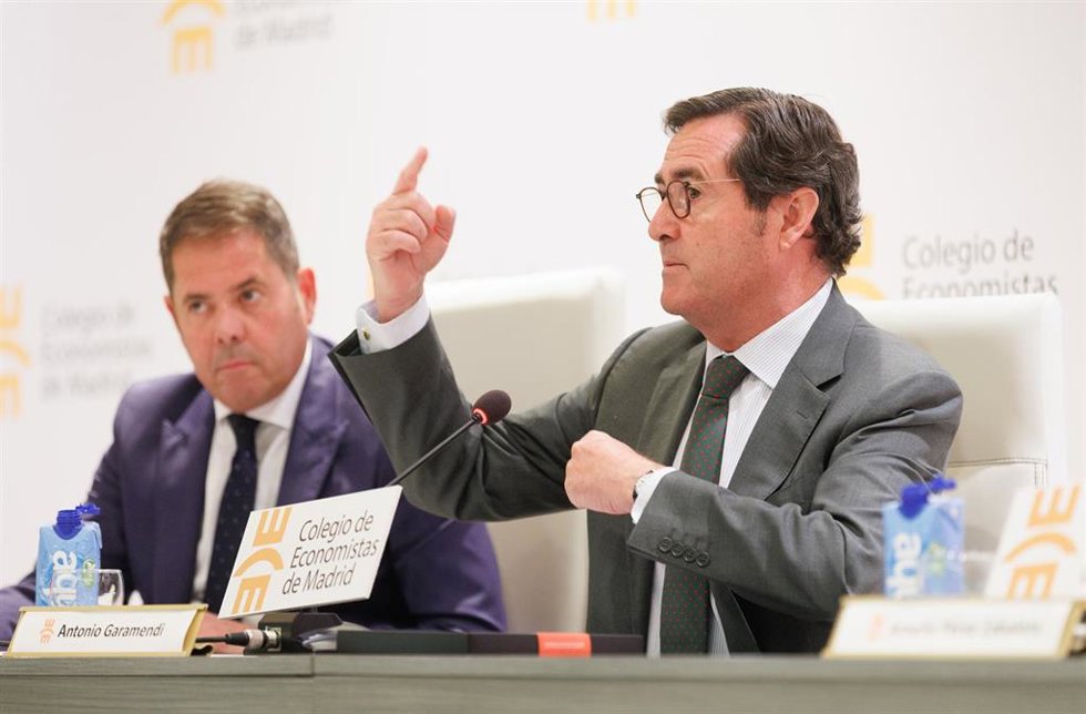 El presidente de la CEOE, Antonio Garamendi (dcha), y el presidente de Cepyme, Gerardo Cuerva (izda), durante una conferencia sobre el diálogo social organizada por el Colegio de Economistas de Madrid