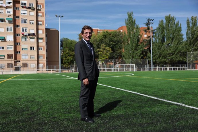 El alcalde de Madrid, José Luis Martínez-Almeida, posa durante una visita al nuevo campo de fútbol 'Soledad Cazorla', en el Campo de Fútbol Sociedad Cazorla