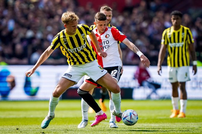 Archivo - Melle Meulensteen of Vitesse is challenged by Sebastian Szymanski of Feyenoord during the Netherlands championship Eredivisie football match between Feyenoord and Vitesse on May 28, 2023 at Stadion Feijenoord in Rotterdam, Netherlands - Photo 