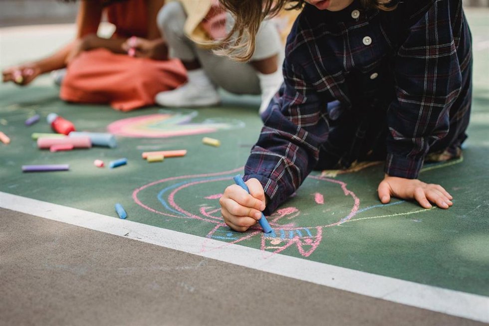 Niños reciben material escolar en la iniciativa 'Un clic para el cole' de Amazon, que cuenta con el apoyo del Alto Comisionado contra la Pobreza Infantil.