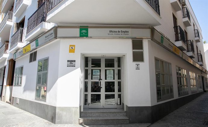 Archivo - Oficina de empleo del Servicio Andaluz de Empleo de la Junta de Andalucía en la calle Alfonso XII de Sevilla.