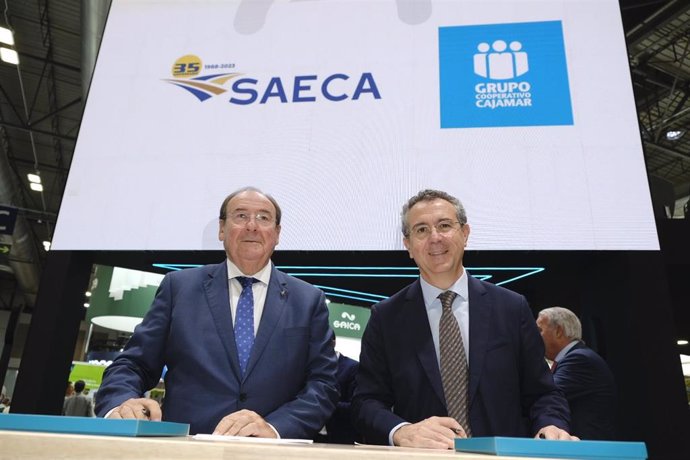 El presidente de Saeca, Pablo Pombo (izquierda) y el presidente de Cajamar,  Eduardo Baamonde.