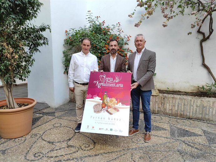 El presidente de Iprodeco, Félix Romero (centro), en la presentación de la Feria Agroalimentaria de Fernán Núñez.