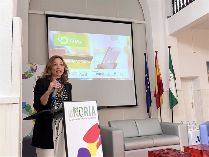 La delegada del Gobierno andaluz en Málaga, Patricia Navarro, ha destacado el "valor integrador y asistencial" de la digitalización para las personas mayores durante su participación en la jornada 'Banca digital hacia la inclusión'.