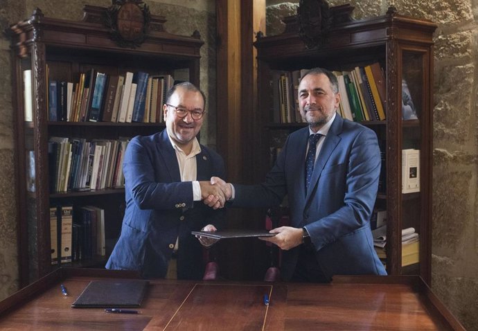 El rector de la Universidade de Santiago de Compostela (USC), Antonio López (izquierda), y el conselleiro de Sanidade, Julio García Comesaña (derecha), en la firma de un convenio.