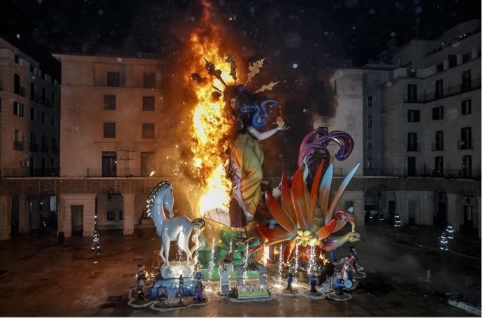 Imagen de la crem de la Hoguera Oficial del Ayuntamiento de Alicante en 2023.