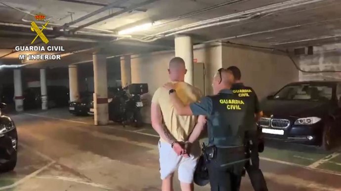 Uno de los arrestados en Marratxí, conducido por agentes.