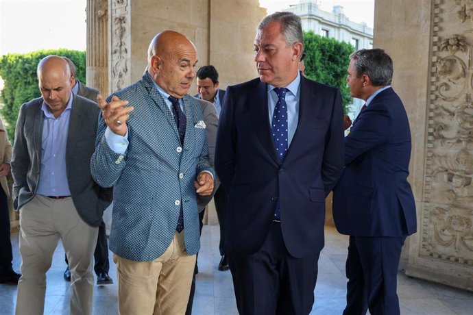 El bordador Francisco Carrera Iglesias, Paquili, presidente de la Asociación del Gremio de Arte Sacro de Sevilla, y el alcalde de Sevilla, José Luis Sanz.