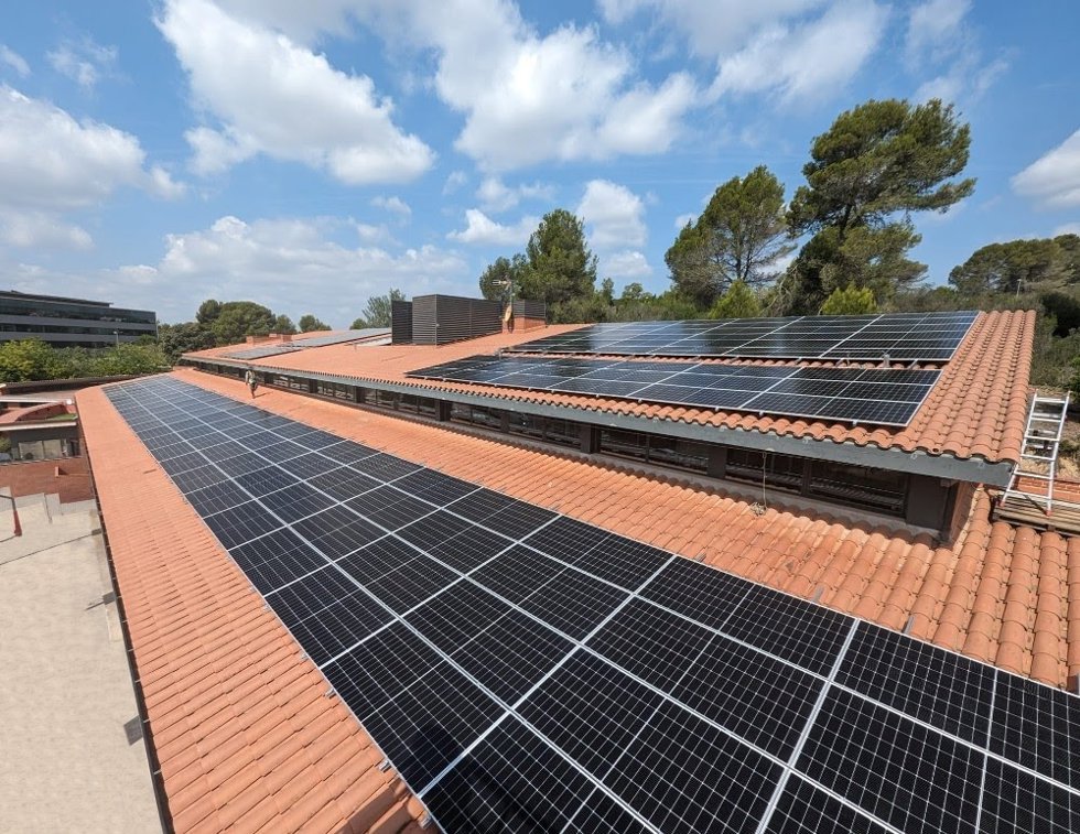 Placas fotovoltaicas de Endesa instaladas en el Agora Sant Cugat International School (Barcelona)