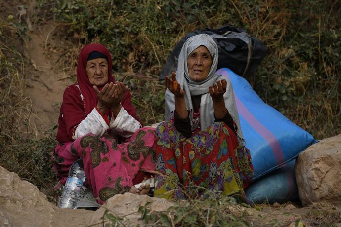 Dos mujeres después de que el terremoto destruya su pueblo, a 14 de septiembre de 2023, en Tiksit, provincia de Chichaua, región de Marrakech-Safi (Marruecos).