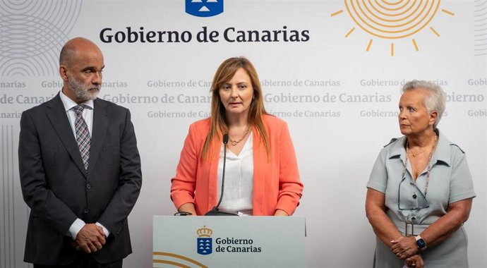 La consejera de Administraciones Públicas del Gobierno de Canarias, Lady Barreto (c), en rueda de prensa