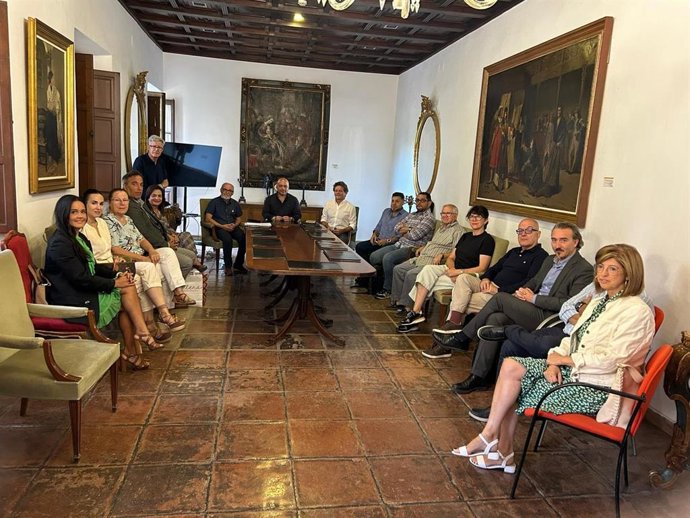 Reunión preparatoria de la exposición 'Todo lo que brilla'.