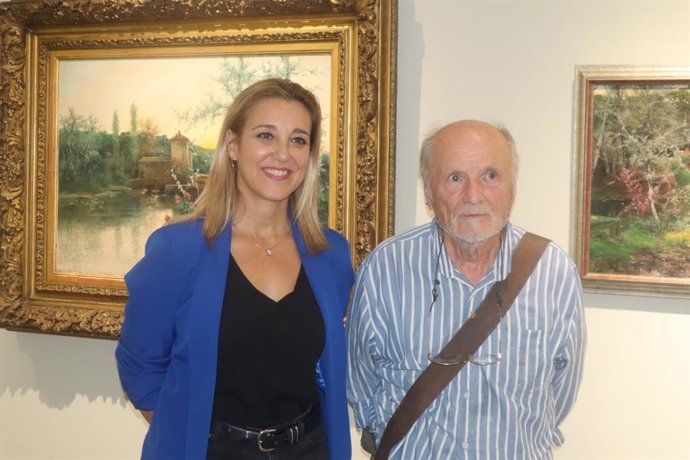 Imagen de la alcaldesa de Alcalá de Guadaíra, Ana Isabel Jiménez, y el pintor Antonio López.