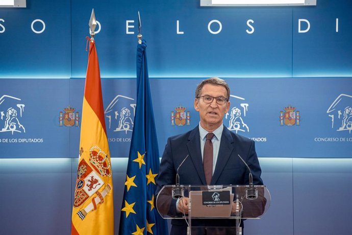 El líder del PP, Alberto Núñez Feijóo, ofrece una rueda de prensa tras reunirse con el Rey Felipe VI, en el Congreso de los Diputados, a 3 de octubre de 2023, en Madrid (España). Felipe VI ha cerrado hoy la ronda de consultas con el presidente del Gobie