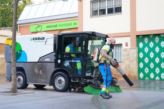 Operarios de Emaya realizan trabajos de limpieza en la zona de Pere Garau