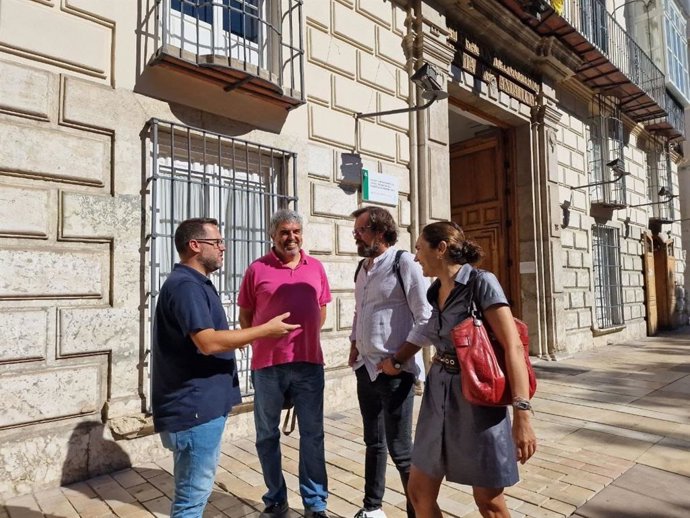 El portavoz parlamentario de Adelante Andalucía, José Ignacio García, tras reunirse con trabajadoras del servicio de Profesionales Técnicos de Integración Social (PTIS) y con el sindicato CGT