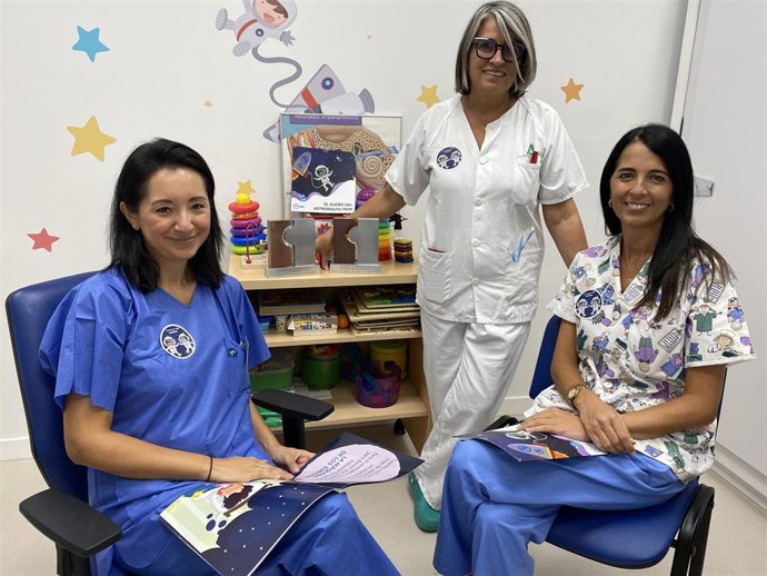 El grupo de enfermeras Beatriz Tena, María Eugenia Acosta y Trinidad Modesto, del Servicio de Otorrinolaringología (ORL), han obtenido los premios como 'Mejor Proyecto del Año en Adherencia Terapéutica' y de  'Enfermería Hospitalaria'.