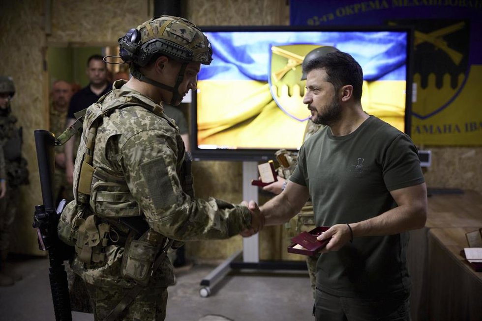 El presidente ucraniano, Volodimir Zelenski, visitando a las tropas en Bajmut, en una imagen de archivo.