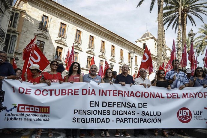 Varias personas sujetan una pancarta durante una concentración para exigir un refuerzo de los servicios públicos y una atención digna a las personas mayores, en la delegación del Gobierno, a 3 de octubre de 2023, en Valencia