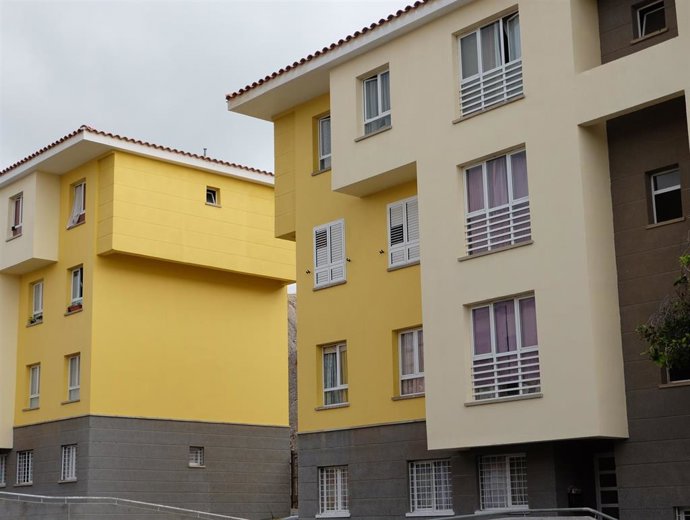 Archivo - Bloque de viviendas sociales en Canarias