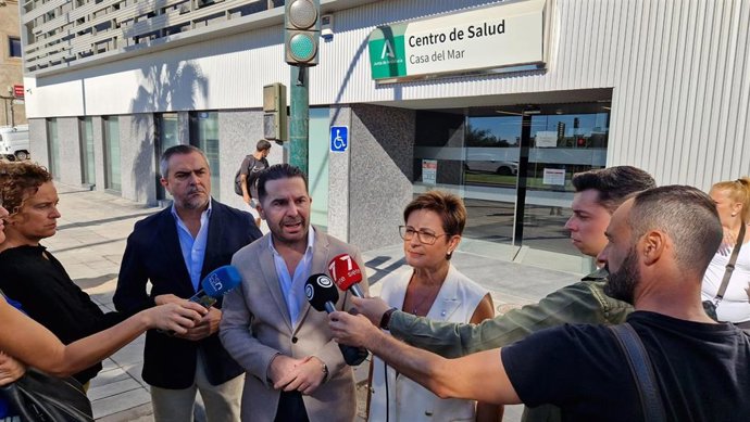 El secretario de Organización del PSOE-A, Noel López, atiende a los medios frente a la Casa del Mar junto con al secretario general del PSOE de Almería, Juan Antonio Lorenzo, y la portavoz del PSOE en el Ayuntamiento de Almería, Adriana Valverde.