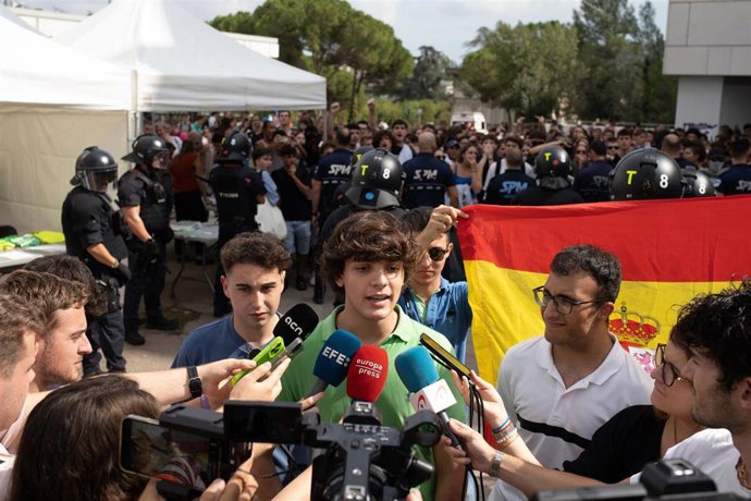 El responsable de Universidades de la entidad Sha Acabat!, Hugo Escarpa, lamenta expresar la libertad de expresión a través de un cordón policial, a martes 3 de octubre en Cerdanyola del Valls, Barcelona (Catalunya)