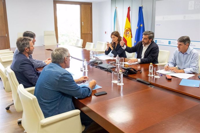 O vicepresidente primeiro e conselleiro de Presidencia, Xustiza e Deportes, Diego Calvo, junto con la Fegamp