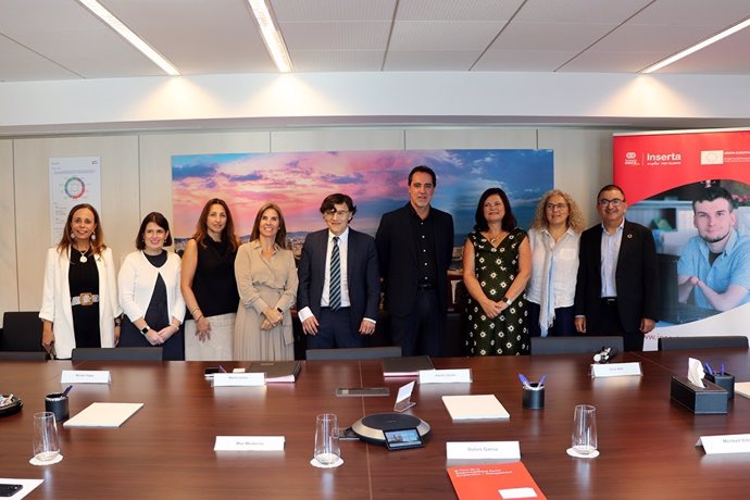 La directora general de Barcelona de Serveis Municipals (B:SM), Marta Labata, y el vicepresidente ejecutivo de Fundación ONCE, Alberto Durán, después de firmar el convenio.