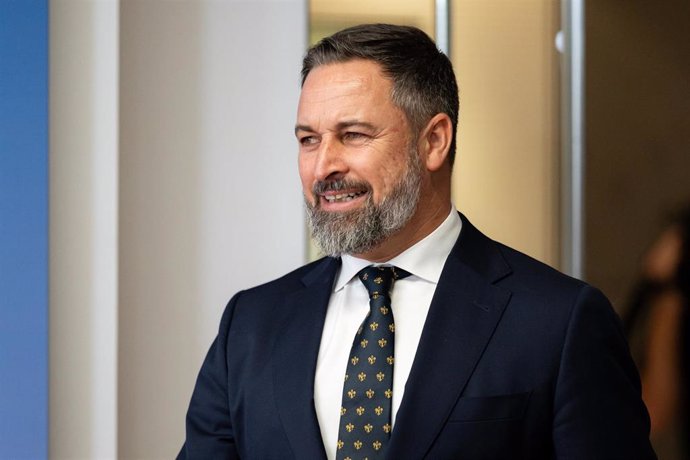 El líder de Vox, Santiago Abascal, durante una rueda de prensa tras reunirse con el Rey Felipe VI, en el Congreso de los Diputados, a 2 de octubre de 2023, en Madrid (España). 