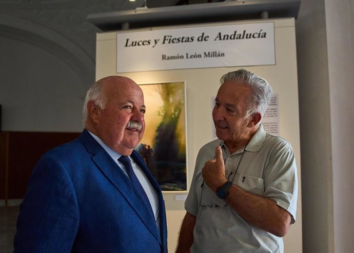 El presidente del Parlamento, Jesús Aguirre, en la inauguración de la exposición fotográfica 'Luces y Fiestas de Andalucía'