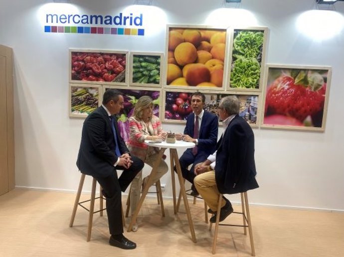 La delegada de Economía, Innovación y Hacienda, Engracia Hidalgo, en el stand de Mercamadrid en Fruit Attraction.