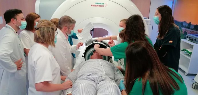 Profesionales sanitarios colocan el HIFU al paciente antes de su uso.