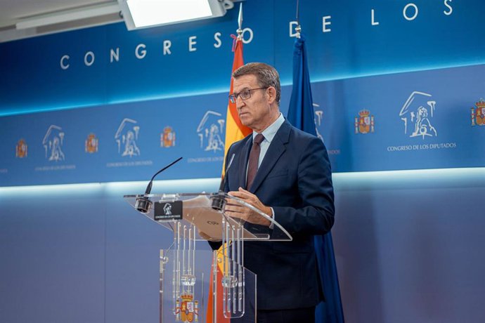 El líder del PP, Alberto Núñez Feijóo, ofrece una rueda de prensa tras reunirse con el Rey Felipe VI, en el Congreso de los Diputados, a 3 de octubre de 2023, en Madrid (España). Felipe VI ha cerrado hoy la ronda de consultas con el presidente del Gobie