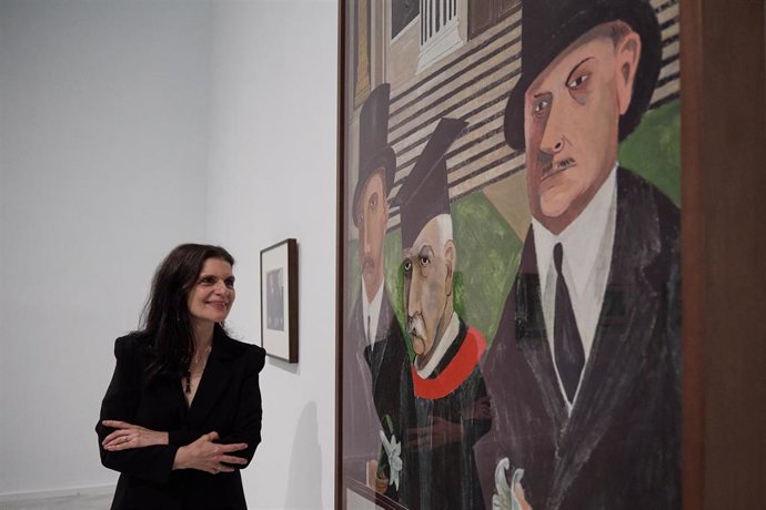 La comisaria Laura Katzman observa una de las obras de la presentación de la exposición 'Ben Shahn. De la no conformidad', en el Museo Reina Sofía, a 3 de octubre de 2023, en Madrid (España). 