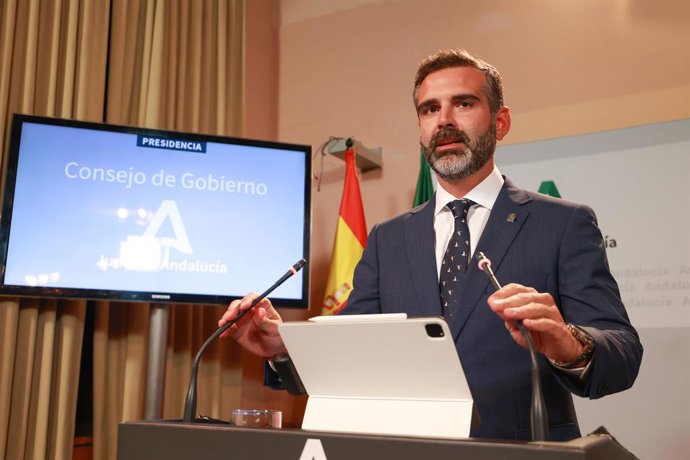 El consejero de Sostenibilidad, Medio Ambiente y Economía Azul de la Junta de Andalucía y portavoz del gobierno, Ramón Fernández-Pacheco durante la intervención tras el Consejo de Gobierno andaluz en el Palacio de San Telmo, a 3 de octubre 2023, en Sevi