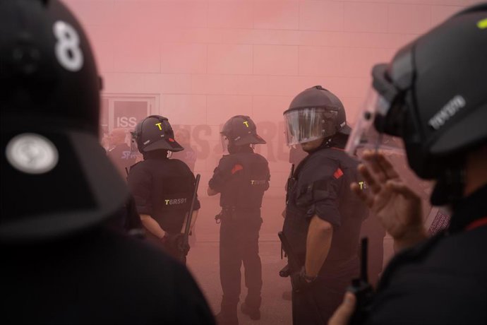 Mossos d'Esquadra frente a colectivos antifascistas durante una concentración para evitar la presencia de S'ha Acabat! en la feria de entidades de la UAB, en la parada de la asociación patriota juvenil S'ha Acabat!, a 3 de octubre de 2023, en Barcelona,