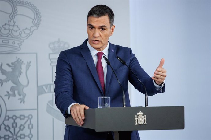 El presidente del Gobierno en funciones, Pedro Sánchez, ofrece una rueda de prensa tras reunirse con el Rey Felipe VI, en el Complejo de la Moncloa, a 3 de octubre de 2023, en Madrid (España). El secretario general del PSOE y presidente del Gobierno en 